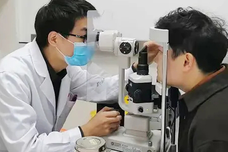 隐形眼镜一半碎在眼睛里是怎么回事？