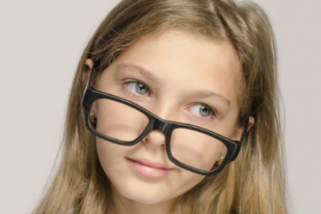 眼睛近视度数两三百度必须一直戴眼镜吗？