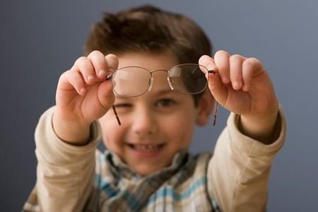 小学生眼睛高度近视到成人会有影响吗？