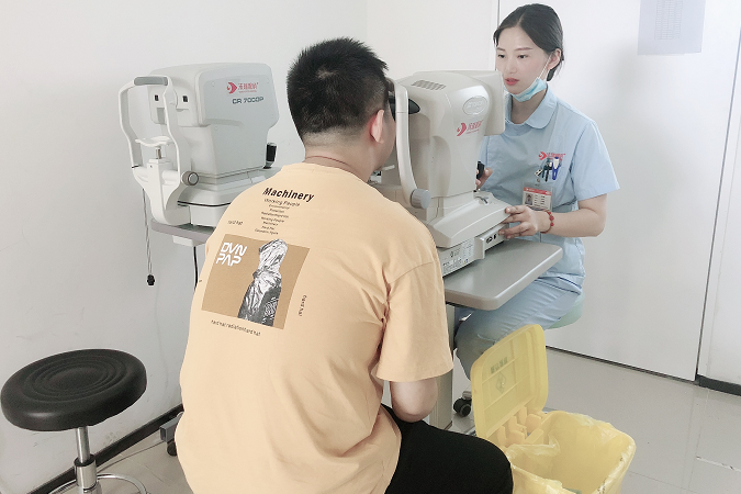 做人工晶体眼睛手术多少钱？