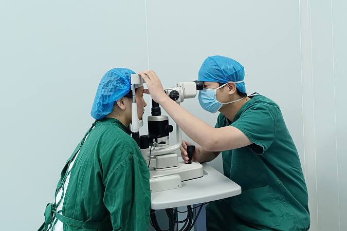 晶体植入手术多少钱？