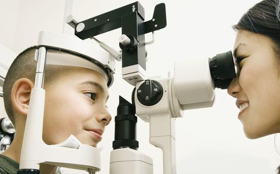 患有近视眼的症状都有哪些呢？