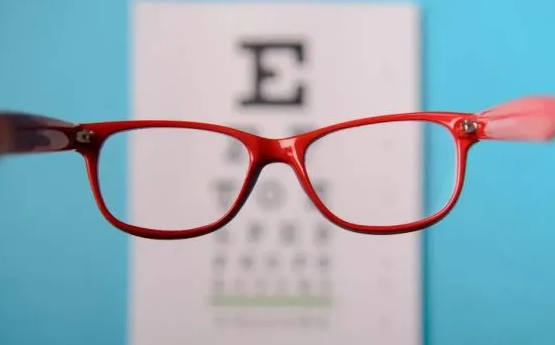 依视路镜片比国产的好在哪？