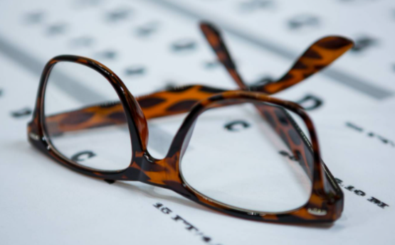 近视治疗晶体植入好还是飞秒好呢？