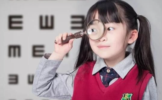 小学生近视多少度需要配眼镜？