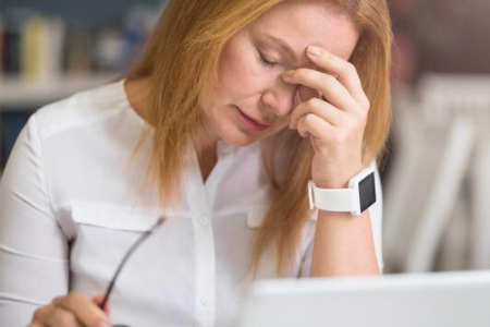 近视300度请问如果现在不戴眼镜视力可以变好吗？