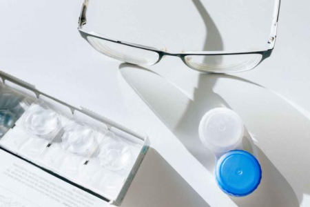 戴隐形眼镜好还是框架眼镜好？