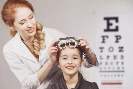 轻度近视能矫正吗？戴眼镜好还是不戴眼镜好？