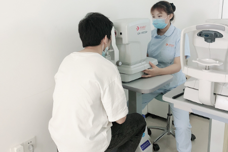 近视了，戴眼镜好还是做近视手术好？